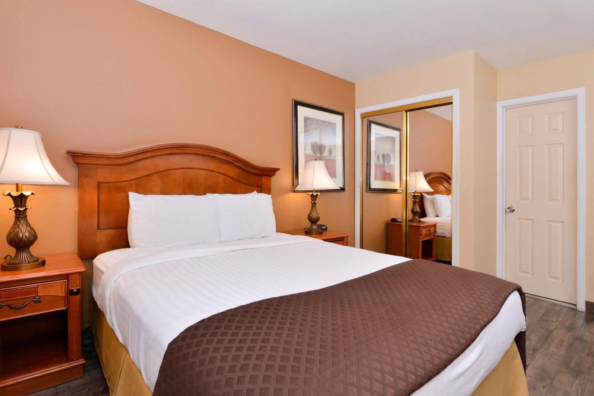 Red Lion Inn & Suites Cathedral City Palm Springs מראה חיצוני תמונה