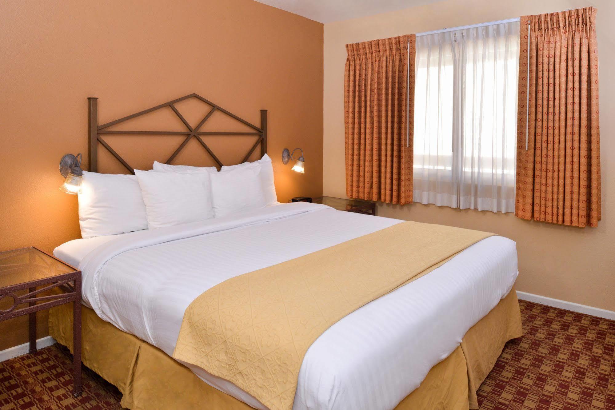 Red Lion Inn & Suites Cathedral City Palm Springs מראה חיצוני תמונה